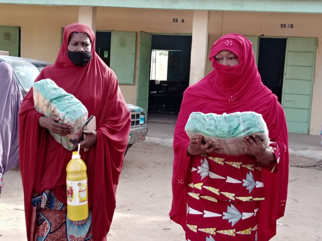 Maisandari’s turn: Another 4,000 get food in @ProfZulum’s Covid-19 palliatives.. https://t.co/5I392K9wOB https://t.co/FGP8yDuatx