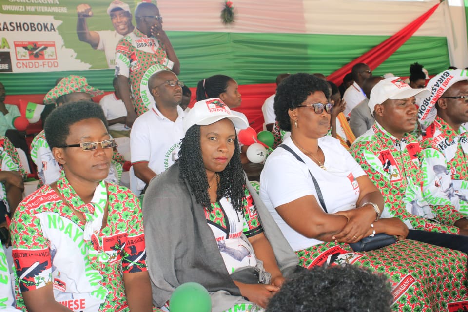 IntumwaNews's tweet photo. A @CankuzoProvince, la première route goudronnée à été construite sous le règne du @CnddFdd. Elle relie cette province aux provinces Muyinga et Ruyigi. Le candidat du @CnddFdd @GeneralNeva promet une autre qui va relier la région de Buhumuza et Kumoso #Burundi #ToraNeva #ToraNum1 https://t.co/aIxORmvcE0