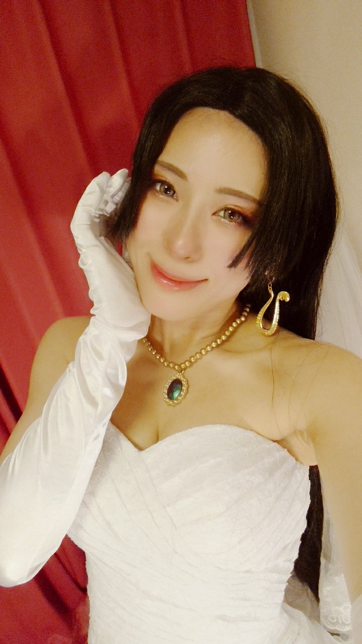 翡翠 One Piece ボア ハンコック ハンコックの妄想シーンに登場するウェディングドレスver 宅コスで良い写真残せなくても 久々に着れるとテンション上がる ハンコック T Co Qa8hicdclh Twitter