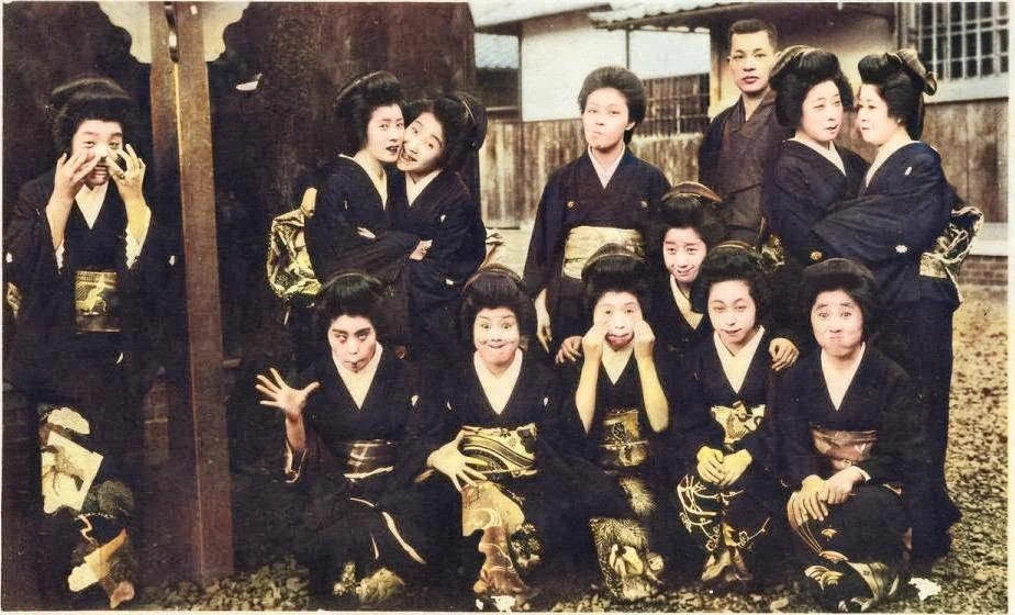 変顔の歴史は古い？明治時代の変顔写真がお茶目www