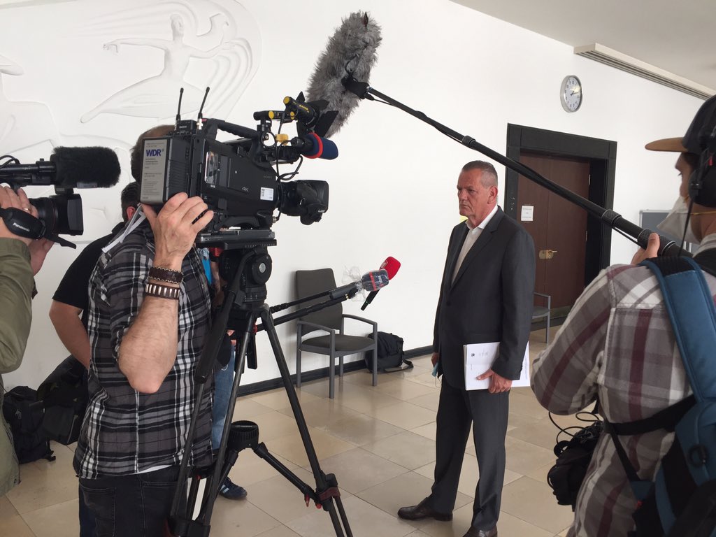 artfuenf's tweet photo. #Germanwings-#Prozess: Klaus Radner (2. v.r.) verlor bei der #Absturztragödie Tochter, Schwiegersohn und Enkelkind. Der Kläger fordert: „Mir ist es wichtig, dass festgestellt wird, ein #CoPilot mit so einer Vorerkrankung nie in einem #Cockpit hätte sitzen dürfen.“ https://t.co/aQlfMG1Y8r