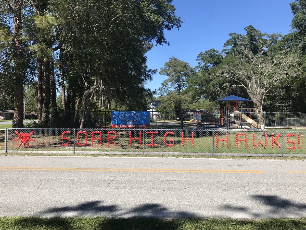HighSpringsCS's tweet image. Thanks to our PTSA and the City of High Springs, our 8th graders have graduation signs all over town and this fun spot at the school to take pictures. What a fantastic way to celebrate their hard work! #K8school #HawkPride #HighSchool
