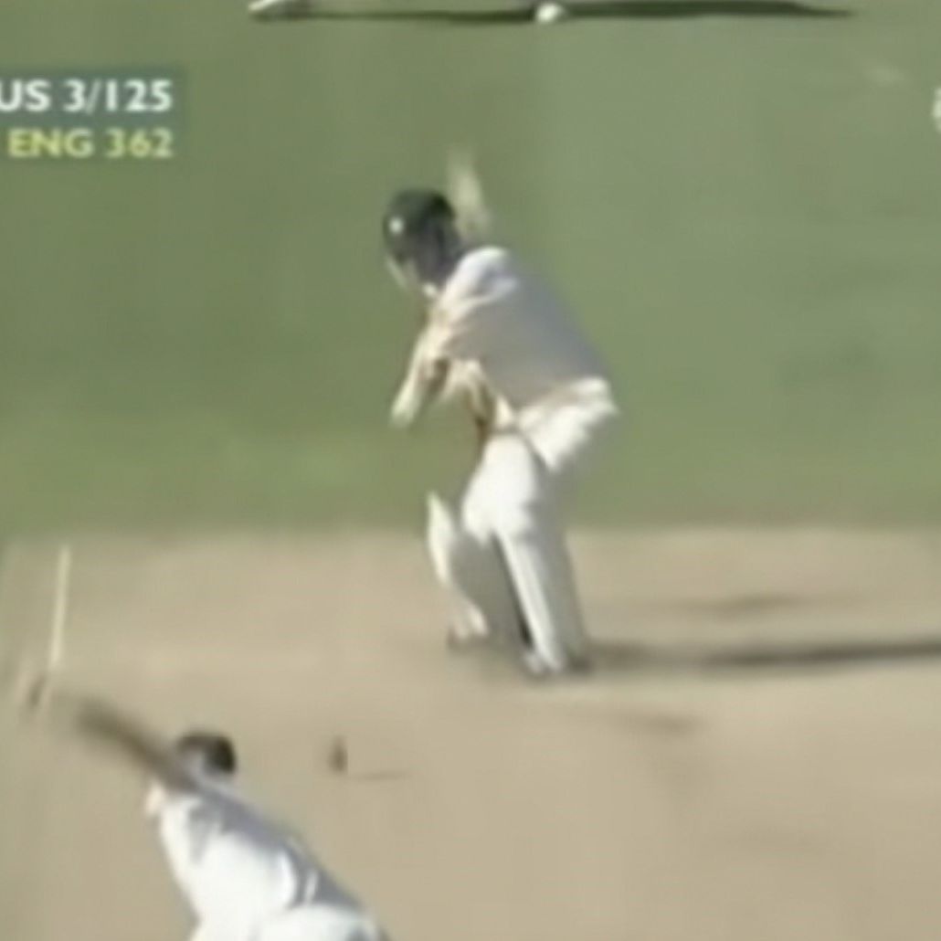 Gio_Colussi's tweet photo. ๐ฆ๐๐ฒ๐๐ฒ ๐ช๐ฎ๐๐ด๐ต (๐ฑ๐ญ.๐ฌ๐ฒ)โ
โ
Like Lara, Sanga, Ponting, Dravid and Tendulkar he taps
โ
He keeps his hands low, this is the reason for his quick hands.โ
โ
Bat goes toward 3rd slip and like the others brings it into the #unweighted position โ
โ
#batflow #cricket https://t.co/XEklmMVSRp