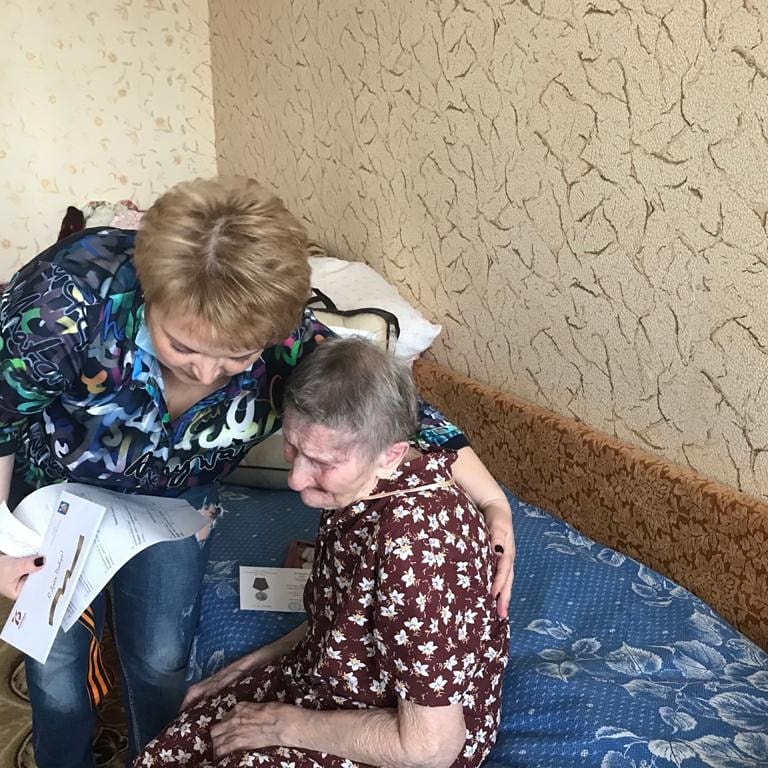 9 Мая — незабываемая, памятная дата — День Победы. Совсем мало осталось тех, кто имеет непосредственное отношение к этому празднику, кому лично мы должны сейчас поклониться в ноги и поблагодарить за мирное небо над нашими головами. Пожелаем же ветеранам здоровья и долголетия!!!!!