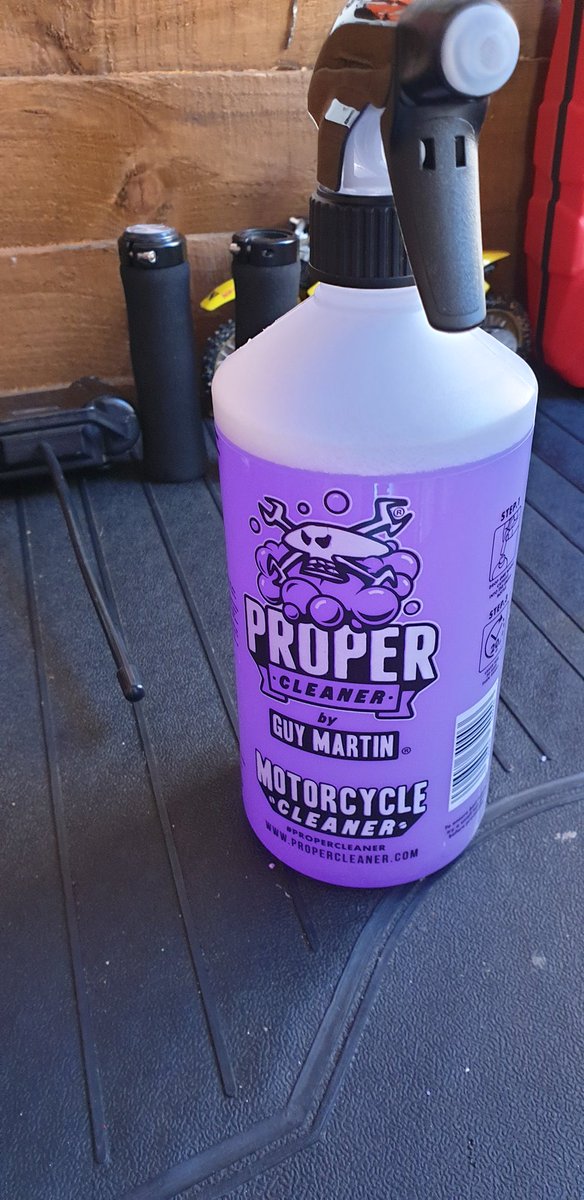 marcotiger900's tweet photo. Proper cleaner! Not tested on nigel or his mates 🤣🤣👍 @guymartinracing https://t.co/8SkFK1BF7v