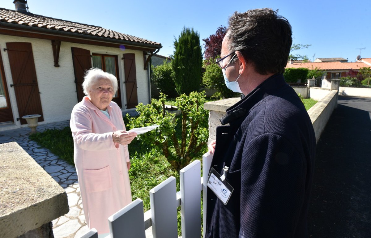 #Niort Depuis ce matin, élus et agents municipaux se mobilisent pour distribuer des masques aux personnes âgées fragiles bénéficiaires du CCAS et/ou inscrites sur le registre canicule de <a href="/Mairie_Niort/">Ville de Niort</a>. Ils rendront visite à 1700 Niortais d'ici demain.