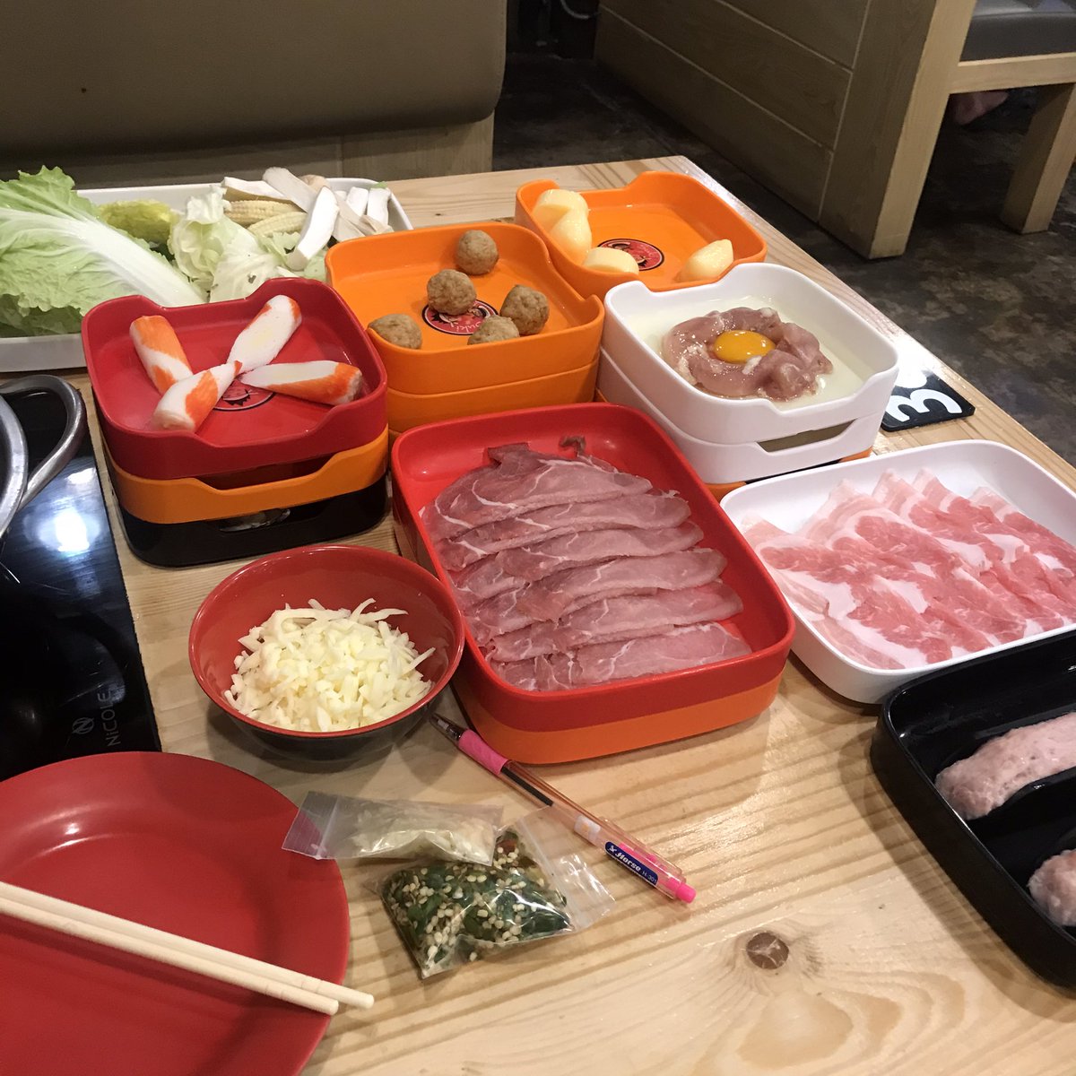 เปิดประสบการณ์การกินชาบูแบบนั่งคนละโต๊ะกับเพื่อนมากันสามคนก็นั่งสามโต๊ะ สุดเหงาาาาาาาาาาา