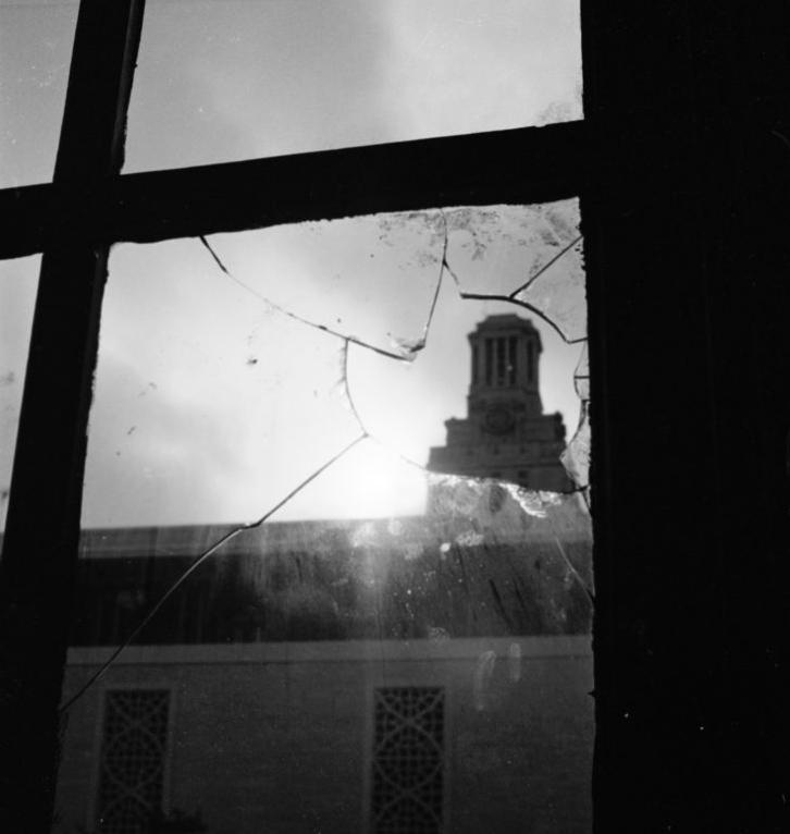 武蔵屋 テキサスタワー乱射事件 は1966年8月テキサス大学オースチン校の28階建てタワー の屋上に陣取った元海兵隊員の射撃の名手チャールズ ホイットマンが突然無差別狙撃を開始し 1時間40分後射殺されるまで17名の犠牲者が出たという 無差別 乱射事件