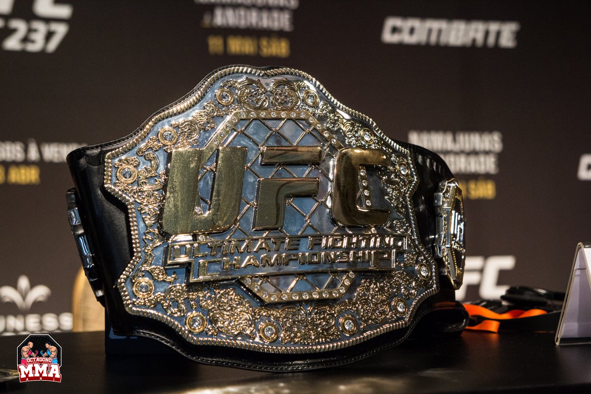 OctagonoMMA_com's tweet photo. Un fanático de UFC sabe que el trofeo definitivo es un cinturón de campeonato de UFC.
Usado de 2001 a 2018, el UFC Classic Championship Belt es un tributo intemporal a todos aquellos que lucharon por construir el #UFC.
#ufcclassicchampionshipbelt #ufcbelt #mma #ufcespanol https://t.co/dMct7QN6Y6