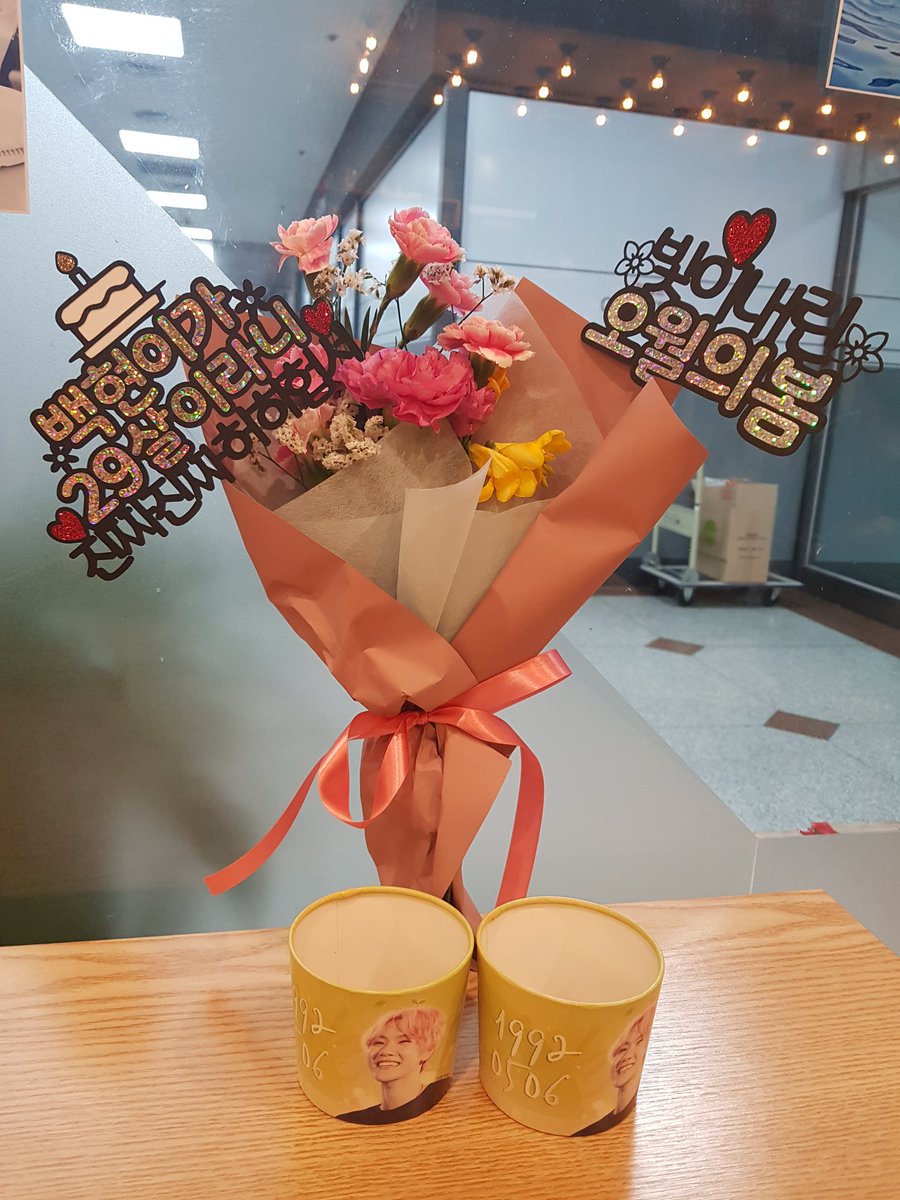 1248_256's tweet photo. 진짜 예쁘게해둔 백현이 생일카페💚💚
카페머머는 처음 가봤는데 아이까초코 센스 대박이쟈나요ㅠㅠㅠ
꾸며둔거도 넘 이쁘구 벽에 사진 > '.ㅅ'♡ < 디테일짱짱!
역시 퇴근하고 가니까 특전은 소진되서 아쉬웠지만 컵홀더 넘 예뿝니당💚
#빛이_내린_오월의_봄
@alwaysHappyBday https://t.co/1a8mR9Syfs