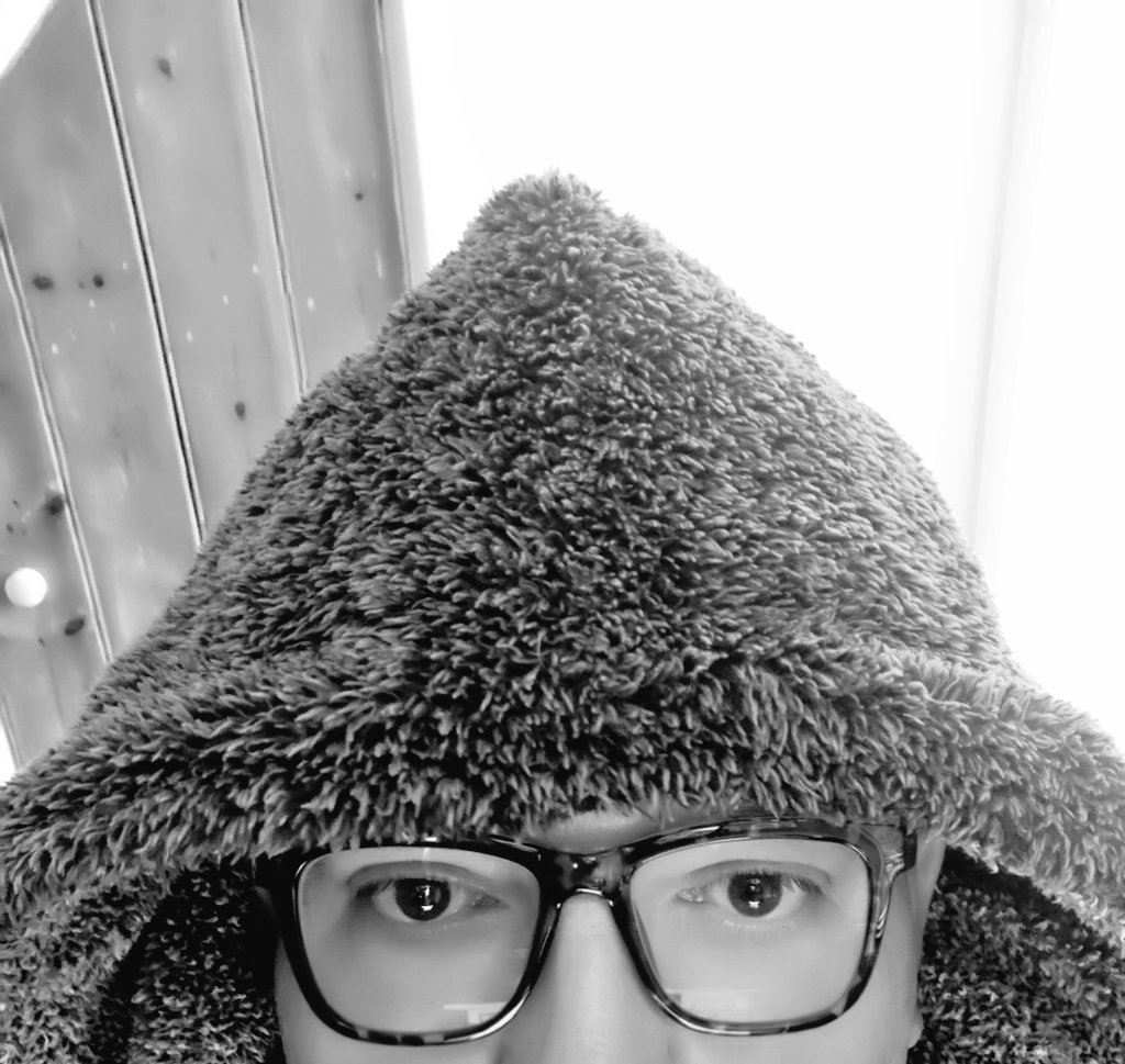 Firesnapper999's tweet photo. Too early for dressing gown cave &amp; photo clearing?🤗🤔 #PainFail #Exhausted https://t.co/Fi0BVzfeWw