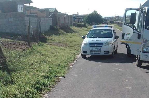 AdvoBarryRoux's tweet photo. Can someone balance me real quickly here! Why are these people offloading social food parcels into the traffic cops boot? https://t.co/TfHOwBdM1j