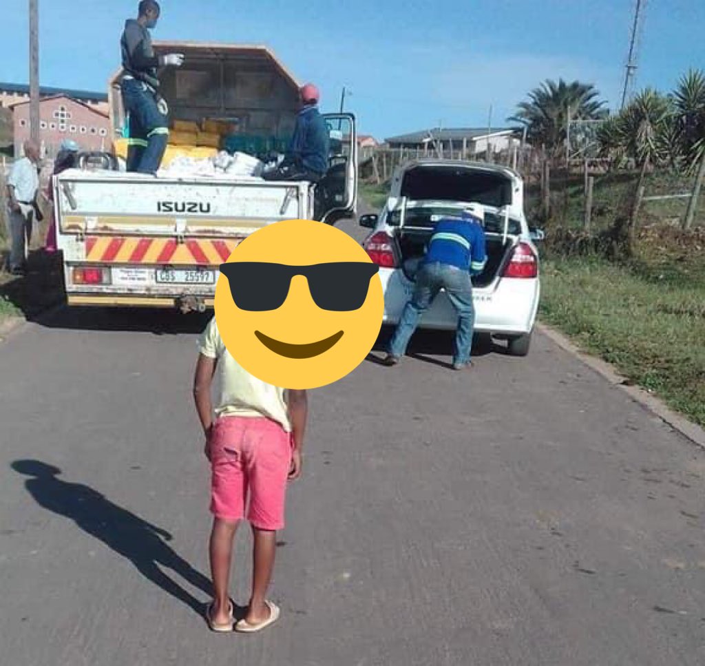AdvoBarryRoux's tweet photo. Can someone balance me real quickly here! Why are these people offloading social food parcels into the traffic cops boot? https://t.co/TfHOwBdM1j