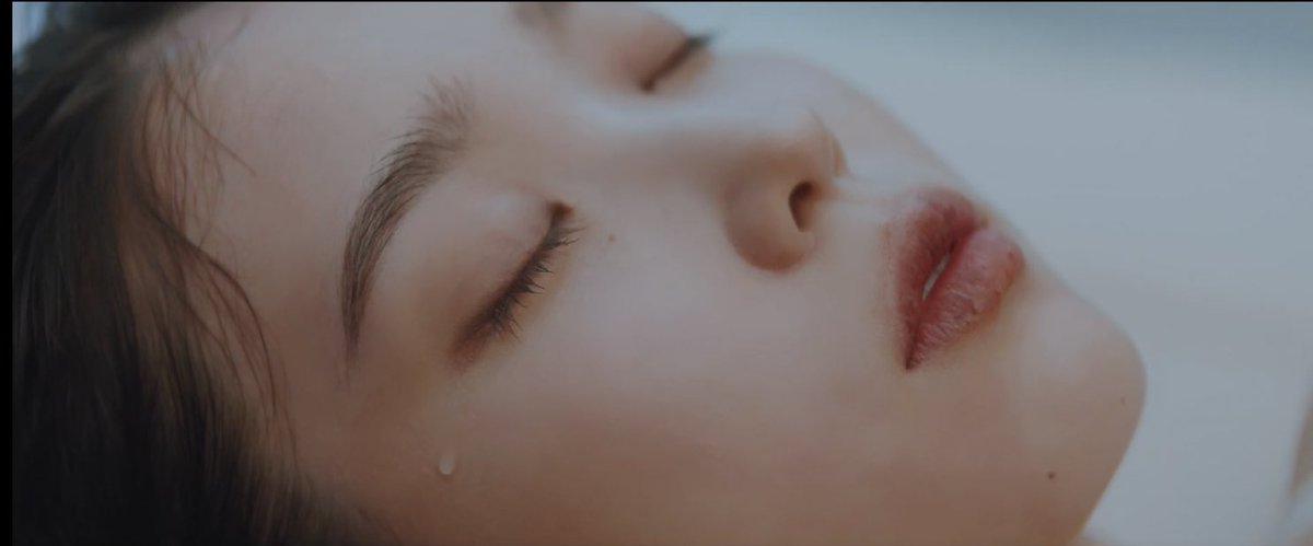 Sulli_Thailand's tweet image. ตัวละครของซอลลี่ในความฝันของไอยู น้องดูมีอิสระมากๆและพี่ที่คอยเฝ้ามองอยู่ไกลๆเมื่อเห็นว่าน้องมีความสุขแล้วจริงๆจึงยิ้มออกมาทั้งน้ำตา