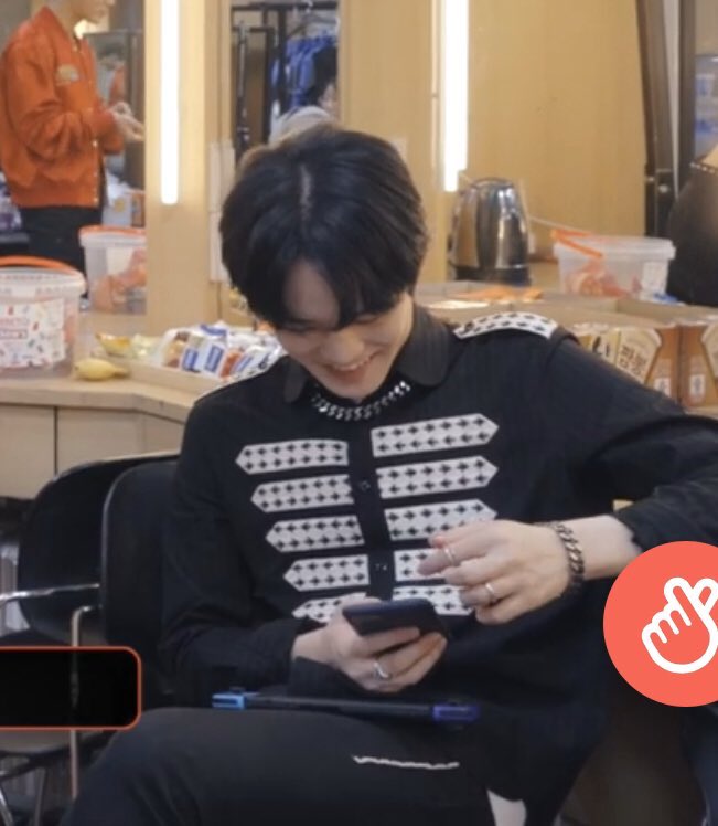 badasschenle's tweet photo. ahhh chenle brings his nintendo switch to their schedules just to play animal crossing in the waiting room🥺🥺🥺 https://t.co/9zdmH5JzLh