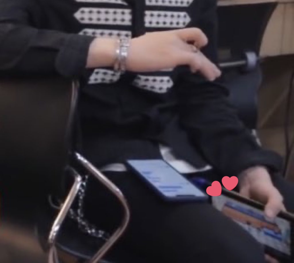 badasschenle's tweet photo. ahhh chenle brings his nintendo switch to their schedules just to play animal crossing in the waiting room🥺🥺🥺 https://t.co/9zdmH5JzLh