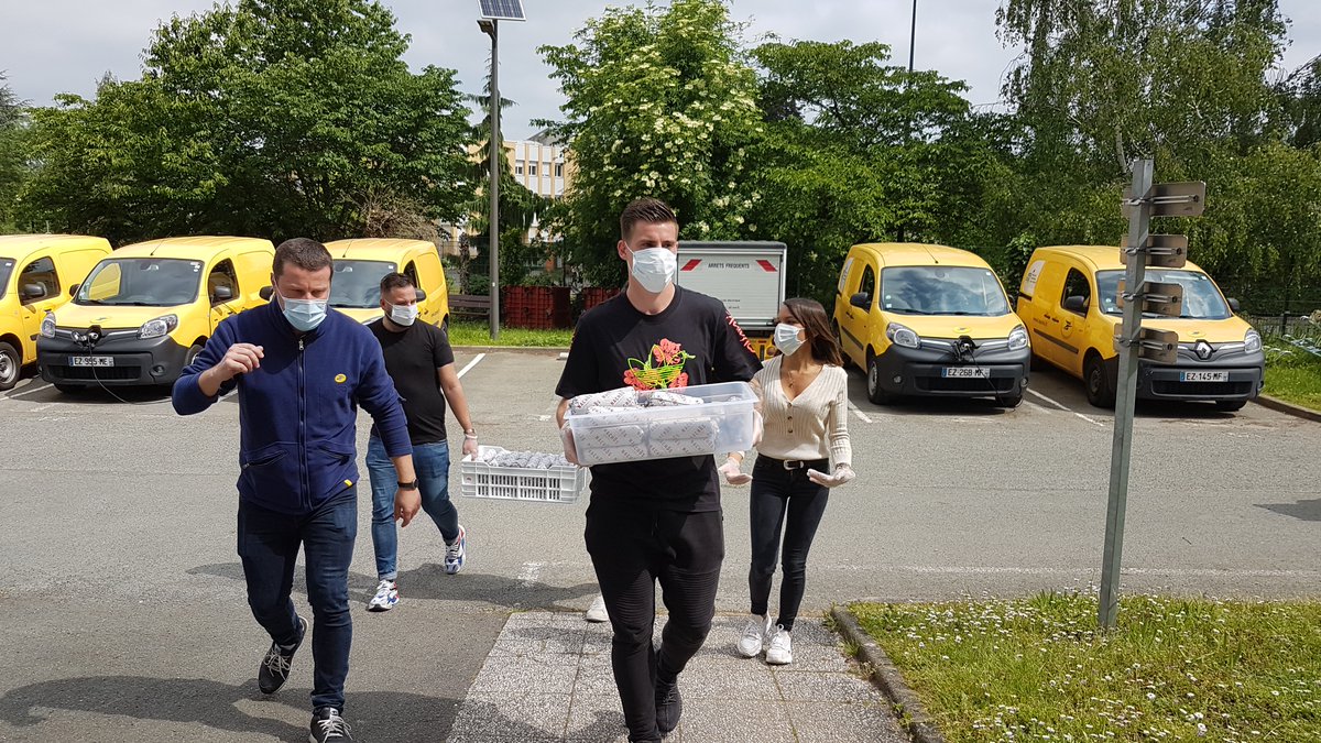 ROSECH49's tweet photo. Les facteurs #LaPoste d'#Angers  remercient @BaptSantamaria et son épouse,@nachos_angers, #CrossFitAngers. Grâce à eux ce midi c'était Fajitas au poulet pour le déjeuner 😋#solidarite @GroupeLaPoste @Angers #TousEngagés https://t.co/2BQ8nGhtdI