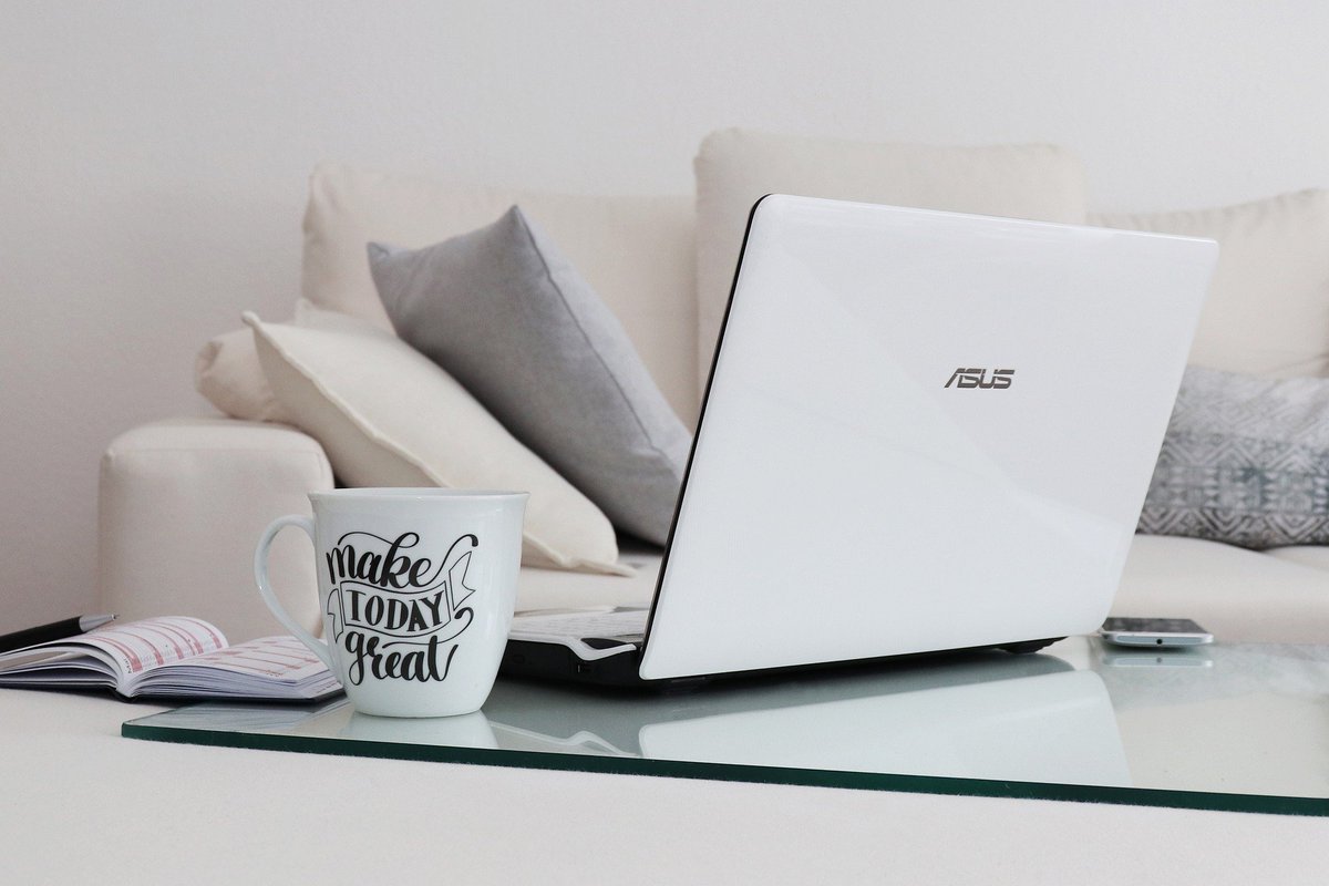 lisatriple3's tweet photo. How do you support the #mentalhealth of your employees while they're #workingfromhome? Read our latest #HRblog for our advice while the UK is on lockdown https://t.co/G1y7FSuBa9 https://t.co/Vz6WeBQXF1