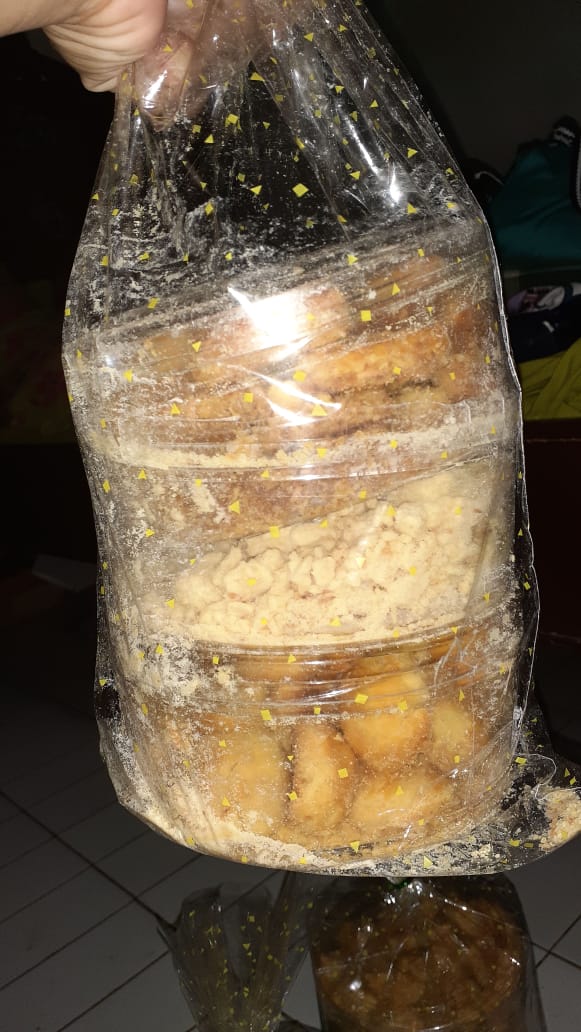 amaldinasty's tweet photo. @jntexpressid Kesan pertama tidak menyenangkan kiriman OK banget ekspress namun hasil atas kecepatan tidak sesuai harapan kue" dan toplesnya hancur lebur https://t.co/ViJp9AoREp