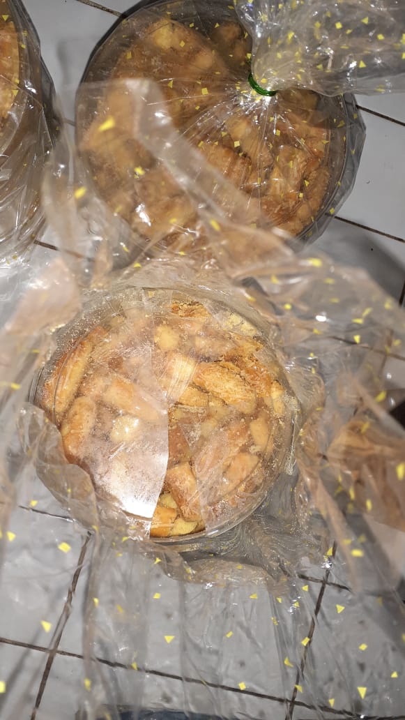 amaldinasty's tweet photo. @jntexpressid Kesan pertama tidak menyenangkan kiriman OK banget ekspress namun hasil atas kecepatan tidak sesuai harapan kue" dan toplesnya hancur lebur https://t.co/ViJp9AoREp