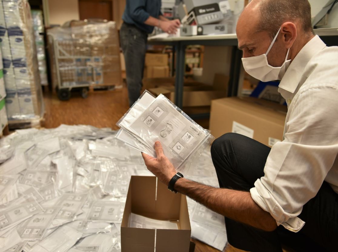 #Niort La distribution des masques par <a href="/Mairie_Niort/">Ville de Niort</a> à tous les Niortais démarre le 12 mai. Les personnes pourront les recupérer dans l'un des 20 points de retrait, en prenant rendez-vous sur le site web de la ville #LT 
vivre-a-niort.com/fr/actualites/…