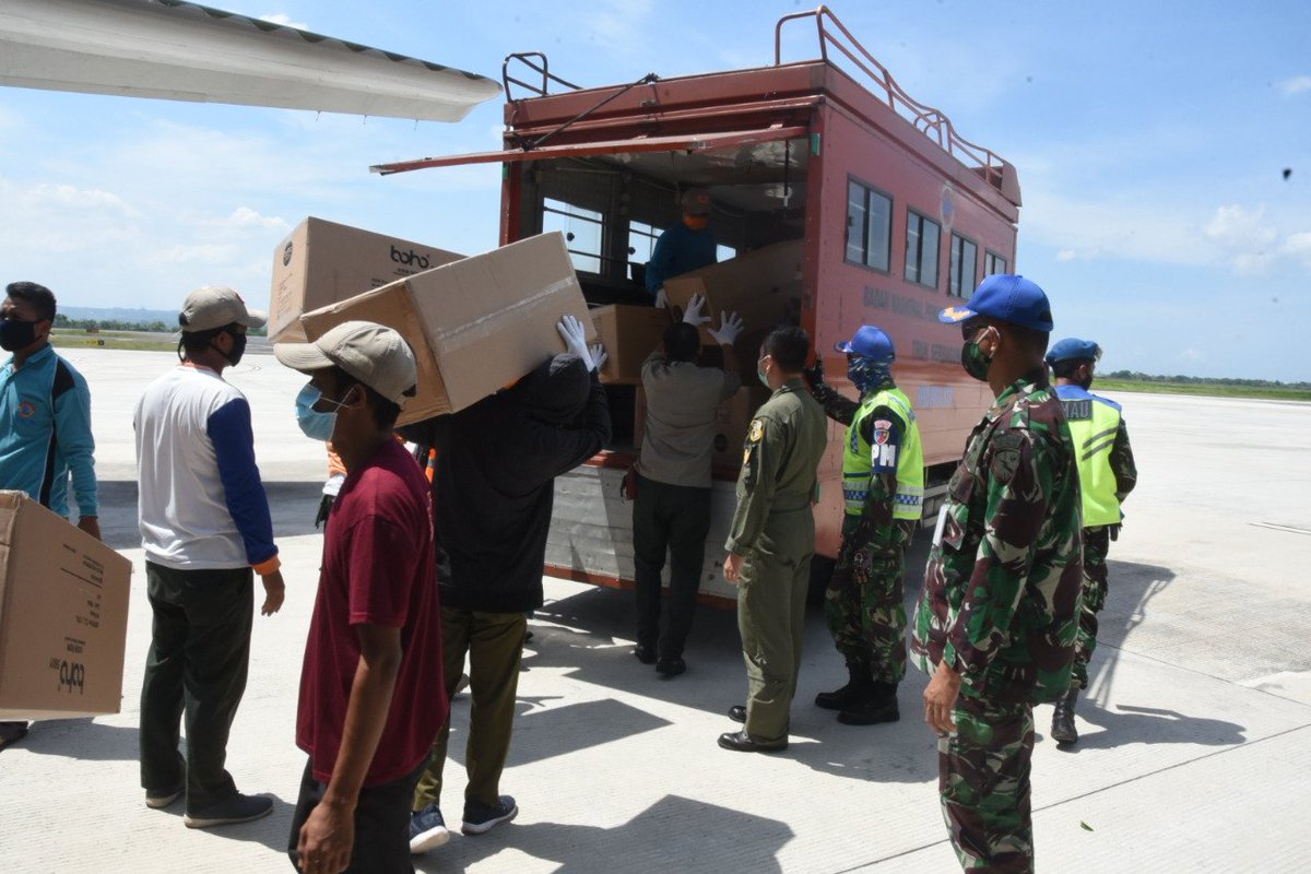 LanudZ's tweet photo. Pesawat Hercules TNI AU Membawa APD Untuk Diserahkan Ke BPBD Provinsi NTB

Komandan Lanud Zam Kolonel Pnb. Andri Gandhy https://t.co/kKoiM3Ammn. menyerahkan Alat Pelindung Diri (APD) kepada BPBD Provinsi Nusa Tenggara Barat (NTB) yang bertempatkan di Lombok Internasional Airport https://t.co/MVTjgQwc63