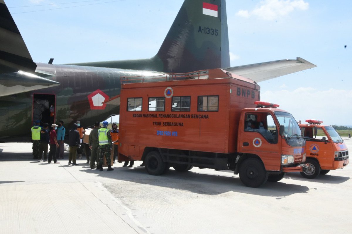 LanudZ's tweet photo. Pesawat Hercules TNI AU Membawa APD Untuk Diserahkan Ke BPBD Provinsi NTB

Komandan Lanud Zam Kolonel Pnb. Andri Gandhy https://t.co/kKoiM3Ammn. menyerahkan Alat Pelindung Diri (APD) kepada BPBD Provinsi Nusa Tenggara Barat (NTB) yang bertempatkan di Lombok Internasional Airport https://t.co/MVTjgQwc63