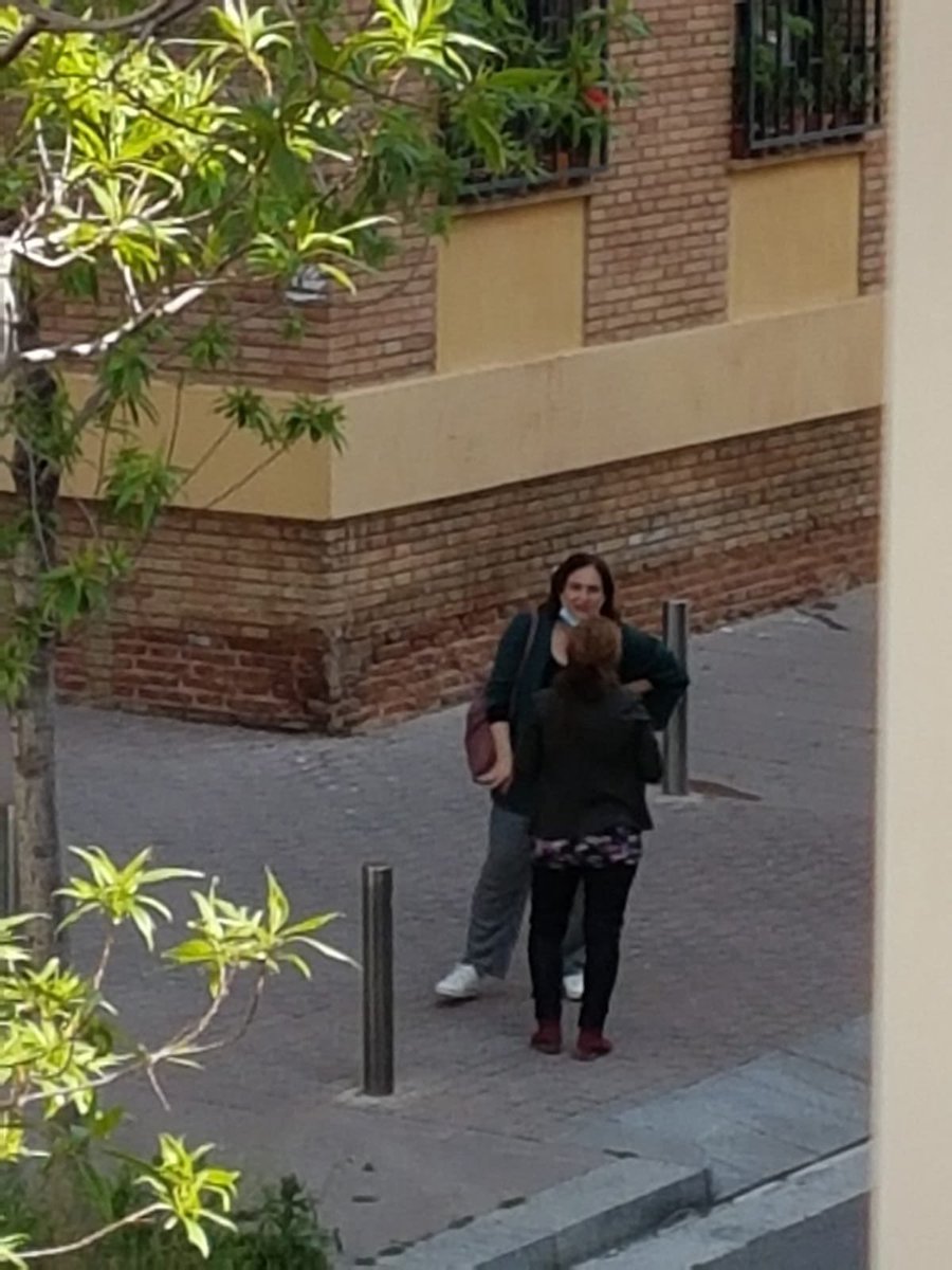 nacionalistes_'s tweet image. Ada Colau saltant-se el confinament, sense mantenir la distància social i sense mascareta.