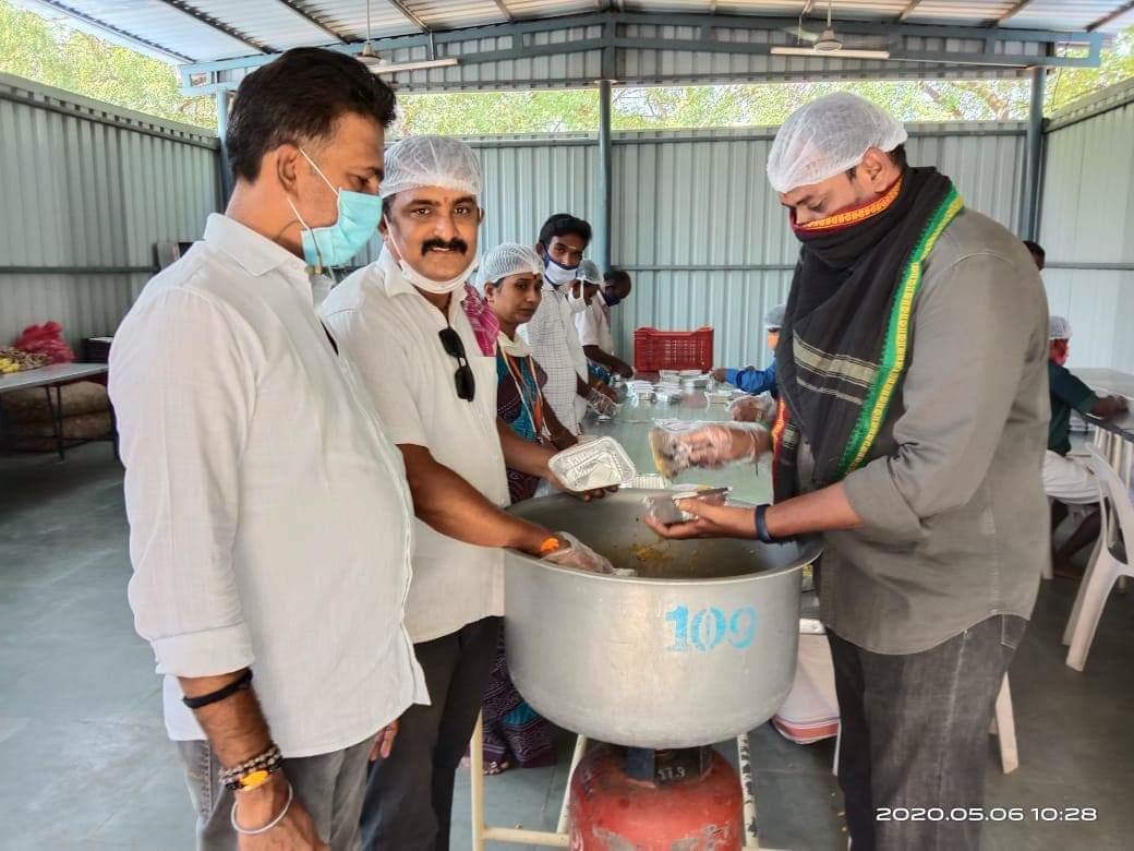 AlageshanAnm's tweet image. Modi kitchen, took the initiative to feed the needy. I'm proud to be part of such in this strong step to support the people in crisis. 
#Modi #FeedTheNeedy #strongstep #peopleincrisis