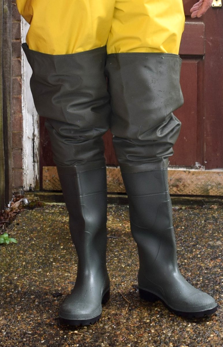 rubberhipwader1's tweet photo. #pvcwaders #yellowrainpants https://t.co/Jsn8kYswFF