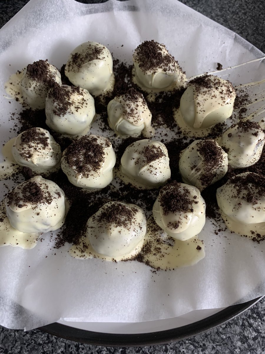 sallybowie's tweet photo. @ManorFieldJun Codie wanted me to share our honeycomb and Oreo truffle photos with you all 😊 https://t.co/gl6nv2m3Ag