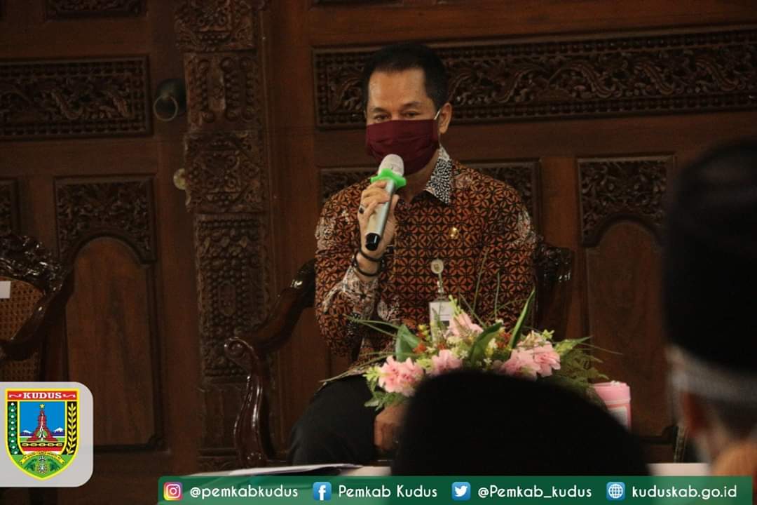 Pemkab_Kudus's tweet photo. Plt Bupati Kudus H.M. Hartopo, unsur Forkopimda bersama Tokoh Agama Kabupaten Kudus melaksanakan rapat koordinasi guna membahas langkah terbaik dalam memutus penyebaran epidemi yang bertempat di di lantai IV gedung Setda Kudus, Senin (6/5).
https://t.co/48FpNYyJus https://t.co/7gWUEepMy5