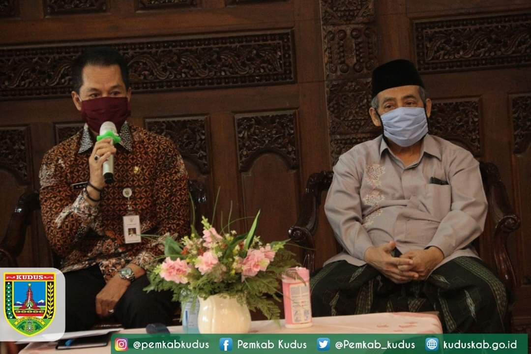 Pemkab_Kudus's tweet photo. Plt Bupati Kudus H.M. Hartopo, unsur Forkopimda bersama Tokoh Agama Kabupaten Kudus melaksanakan rapat koordinasi guna membahas langkah terbaik dalam memutus penyebaran epidemi yang bertempat di di lantai IV gedung Setda Kudus, Senin (6/5).
https://t.co/48FpNYyJus https://t.co/7gWUEepMy5