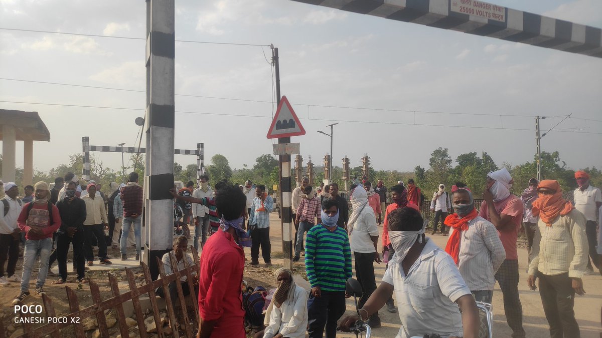 muddamwarpp's tweet image. यवतमाळ जि्ह्यातील झरी जामनी Mutuban RCCPL  येथील 1000 ते 1300 लोक आज रस्त्यावर आले आहे .तालुका , जीहला प्रशासन लक्ष देण्यास तयार नाही@yavatmalpolice  @CollectorYavatm @CMOMaharashtra @InfoYavatmal  @AUThackeray @GazalwarSanket @muddamwarpp @jayant_udakwar