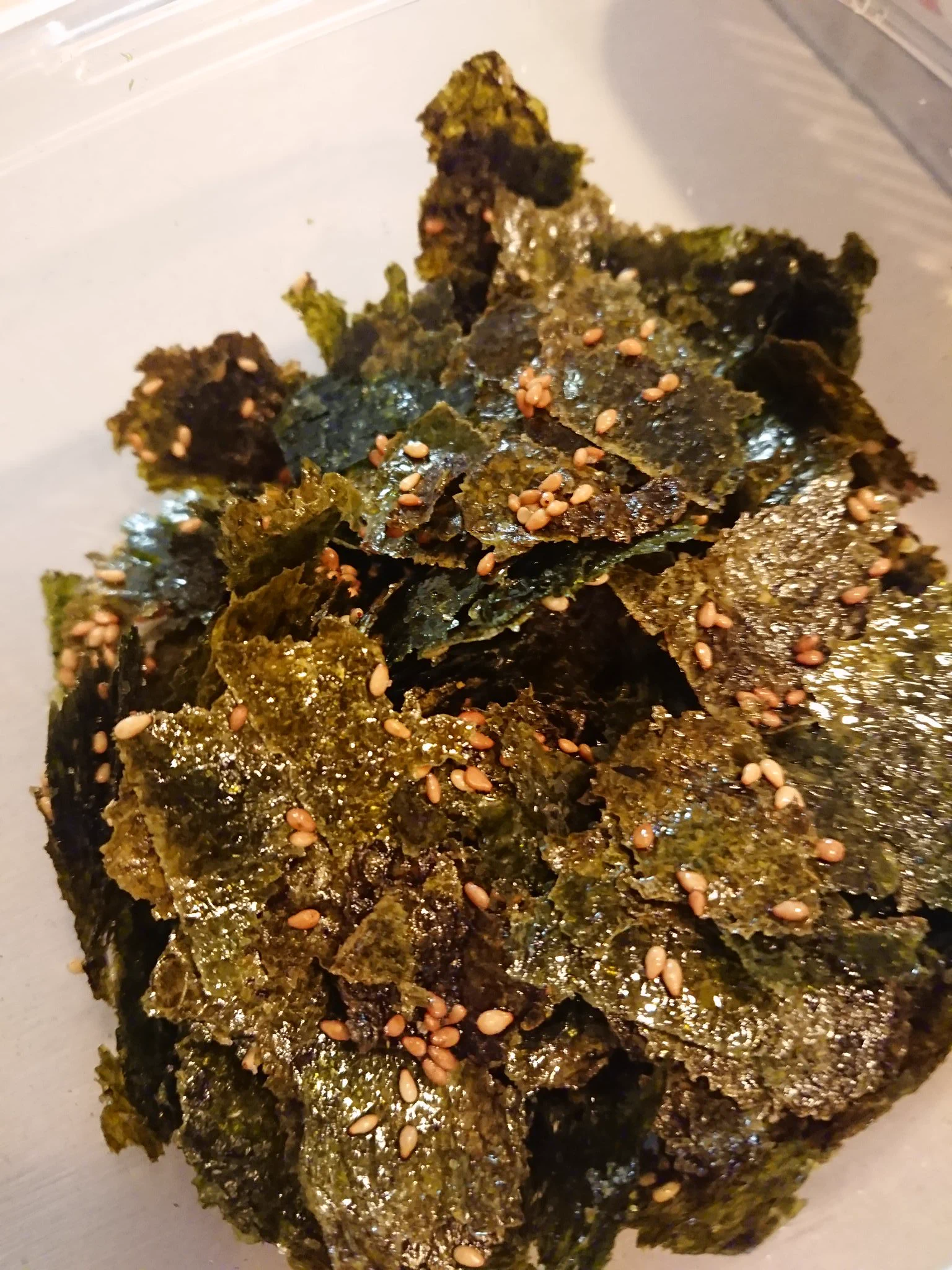 海苔が余りまくってたので早速作ってみた！
ただの焼き海苔が韓国のりみたいな味になった！こんな少ない調味料で美味しくなるもんなのね～
サラダとかにいれても美味しいかも(`･ω･´)  