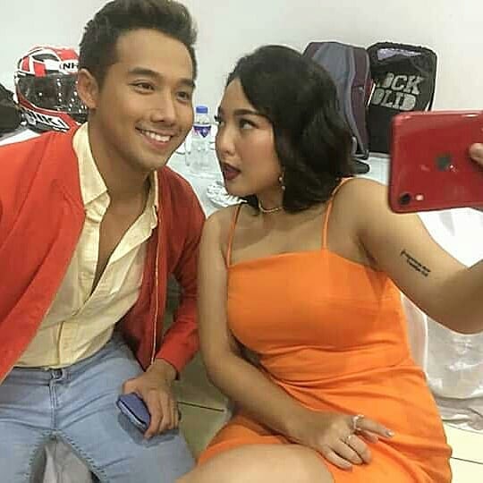 danielaaachan's tweet photo. Sabi ng mag picture tayo eh DALI

#RitKenIGLiveplease https://t.co/KpUonzKc9b