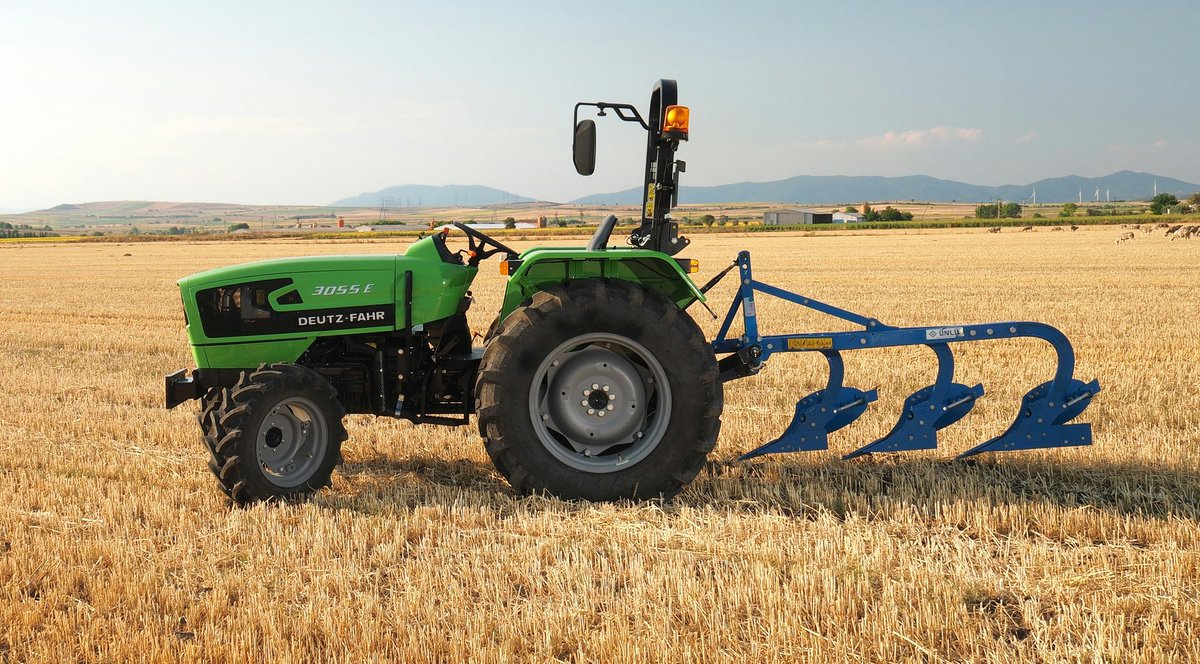 Deutz-Fahr 3E Serisi sınıfının en ekonomik ve ergonomik yapısına sahip traktörleri.. 

#Deutzfahrtraktör #Deutzfahr #3ESerisi #traktör #tractors #deutzfahrtürkiye