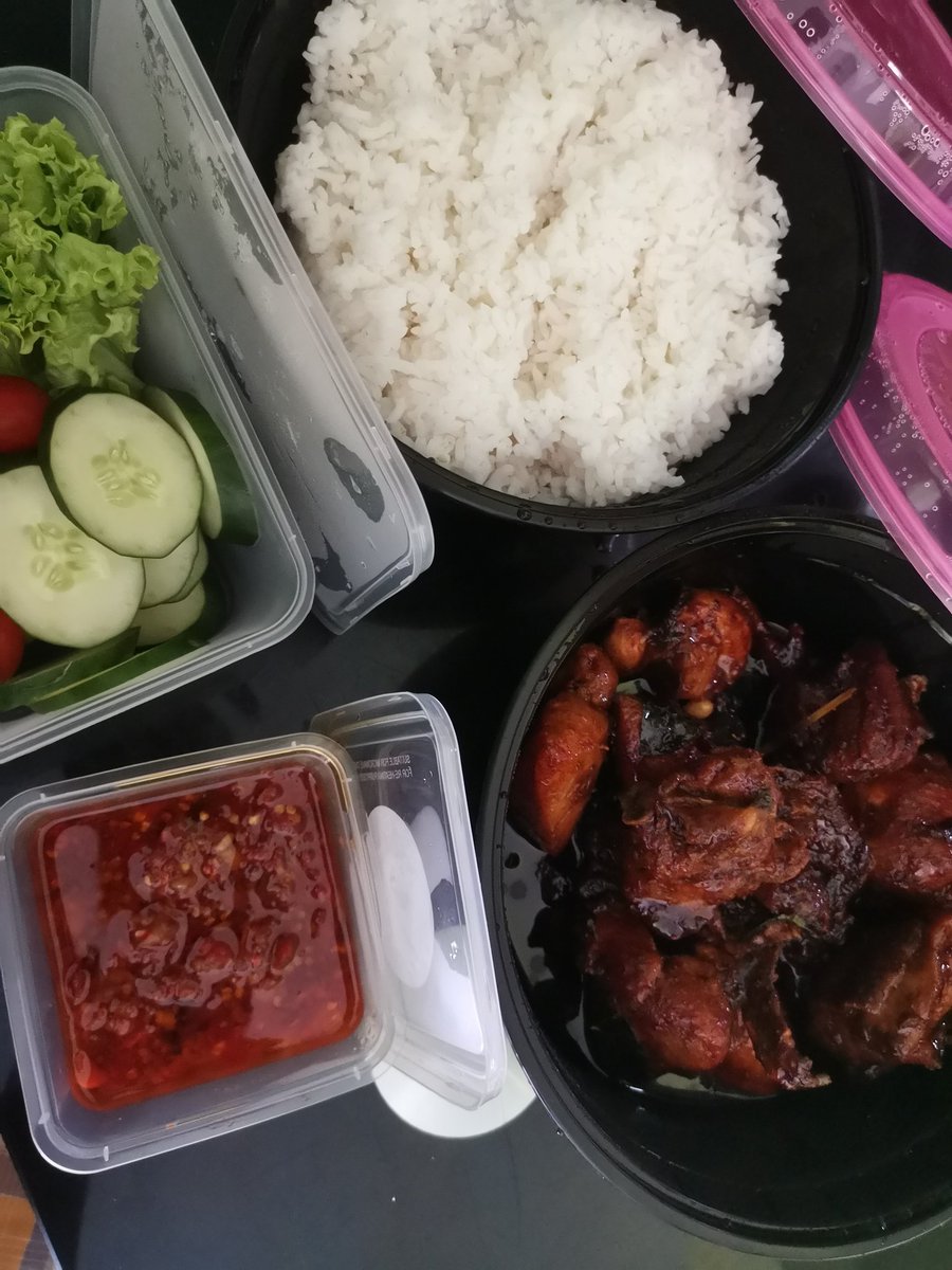 onemanusiakuat's tweet image. Adik sayang @Ayda_Jebat hantar lauk berbuka. Thanks darling. Murah rezeki dunia akhirat. Love you! #13ramadan #manusiakuat #ajsquad