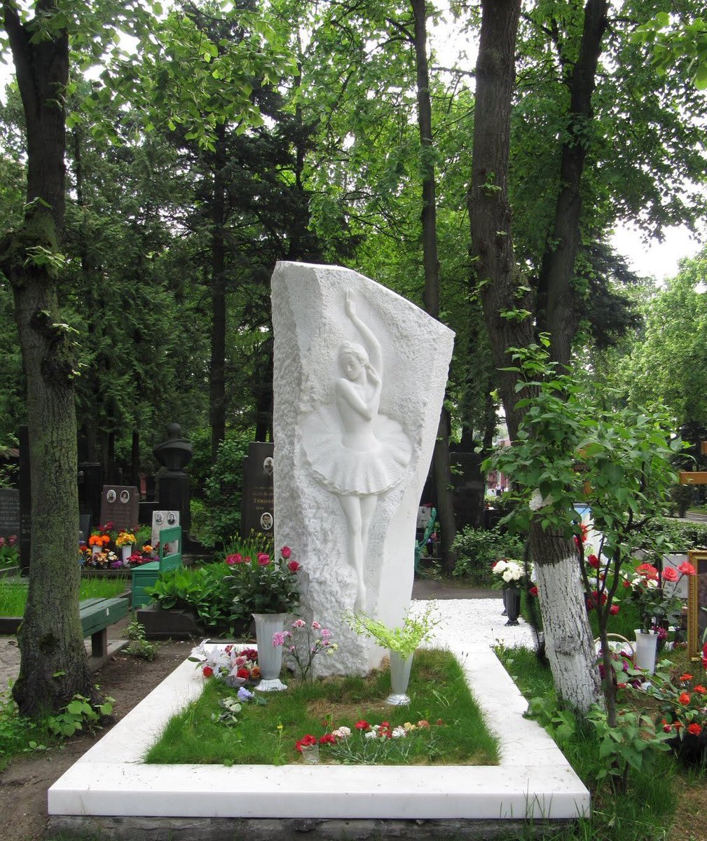 @KargaMadam @dermanulken Bir de Nâzım’ın da mezarının bulunduğu Moskova’daki Novodevichy mezarlığı bir açık hava sanat müzesi gibidir.