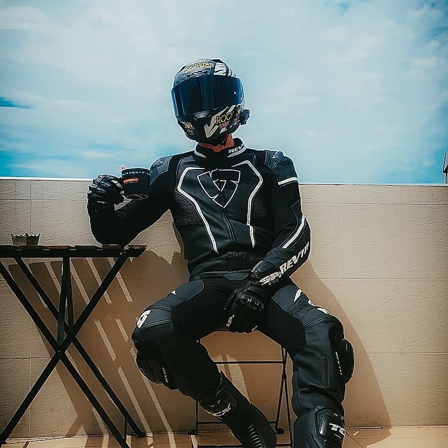 Nito13R's tweet photo. ¿Algún consejo para limpiarlo y mantenerlo ?✌️Bueno por lo menos lo pongo para estirarlo 😂😂😂 Deseando estrenarlo 🤤 ➡️@motorraiz
🐙 #galizariders
.
.
.
#europeanbikers #ridezone #bikersofinstagram #bikesquad #spidi #sportbikespectrum #superbikes #bikelife #motorcycle #equ… https://t.co/6qjzPRsVe0