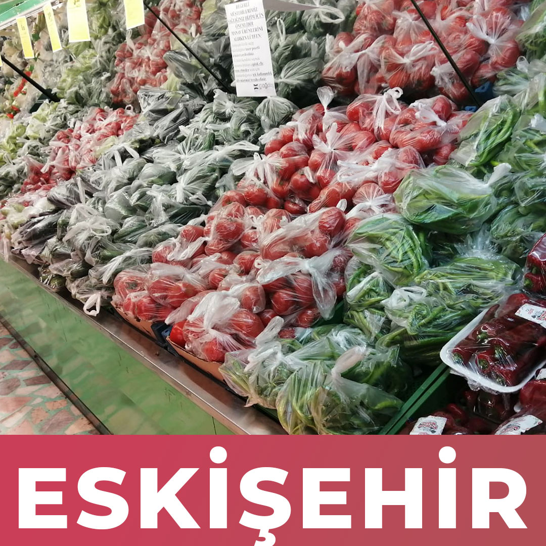 Greenpeace_Med's tweet photo. #coronavirus salgınıyla beraber marketlerde tek kullanımlık plastik kullanımı da arttı. Bu gereksiz önlemin hiçbir bilimsel dayanağı yok. Greenpeace gönüllülerinin çektiği bu fotoğraflar durumu gösteriyor. Unutmayalım ki bizi plastik değil, hijyen koruyacak... #plastiktenkurtul https://t.co/6UMdEeGb9Y