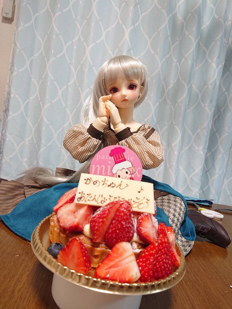 Laplus_SD81's tweet photo. かのちゃん誕生日おめ���とう！
この家に引っ越した翌日にお迎えしたんだよね。
可愛すぎてピントを取り放題でした…なかなかケーキにピントが行かない
ちなみにあつ森ではくるぶしと同じ誕生日でした笑 https://t.co/GcSS5FW9n3