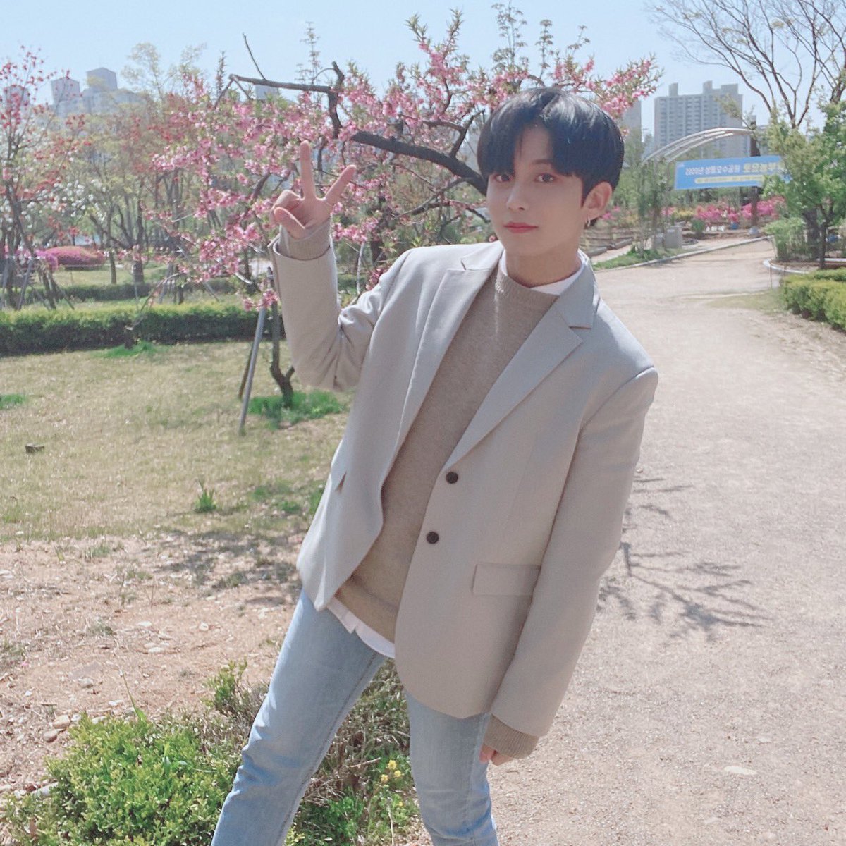 ATEEZofficial's tweet photo. [#종호] 오늘만을 기다려온 사진 투척😚 에이티니 쭁ST 잘 듣고 계시나요??☺
#ATEEZ #에이티즈 https://t.co/LVlfelAkXO