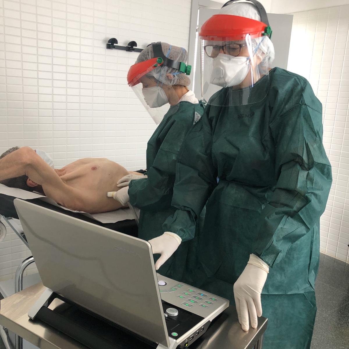 La Dra Llort y la Dra Florensa le sacan el máximo partido a nuestro VINNO 5 que hemos cedido al <a href="/icscat/">ICS. Generalitat</a> y que usan en el cap de Borges Blanques para apoyarles en su lucha contra el COVID-19!
Ánimos! 
#ecografia #luchacovid19 #ecógrafo #vinno #ecografiapulmonar