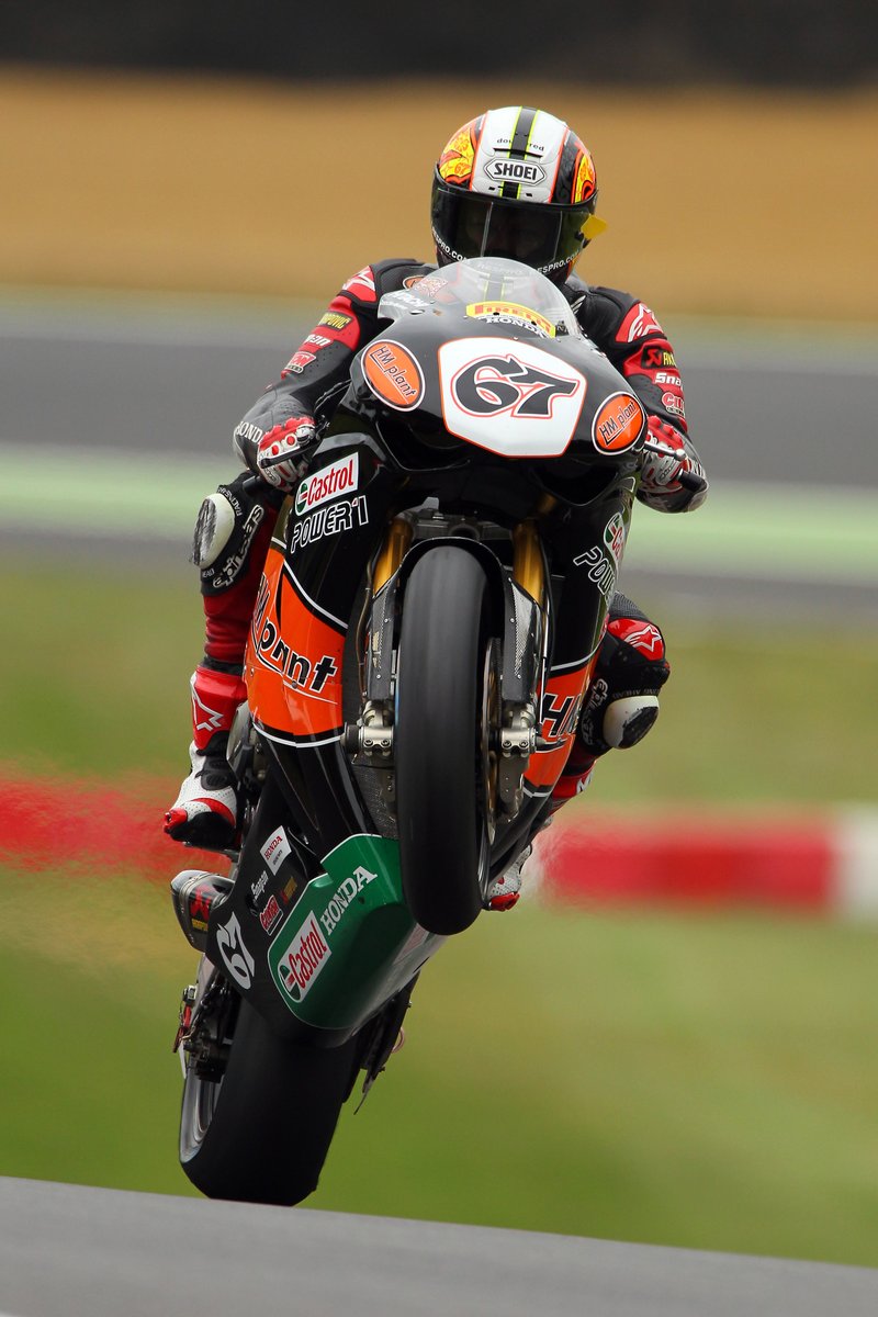 GBRacingEU's tweet photo. Well, who doesn't like a @67Shakey #WheelieWednesday? #thebestchoosethebest #engineprotection #chassisprotection #dashprotection #motorcycleprotection #honda #cbr1000rr #cbr1000rrr #FireBlade #superbike https://t.co/mIG6nNzBL5