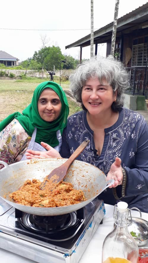 VickiTreadell's tweet photo. #RendangGate, as the incident became known, led to my meeting @zalehaolpin & eventually to our cooking #chickenrendang together at her family home in Kuantan Terranganu. This was filmed by @501Awani & broadcast across Malaysia.
#GastroDiplomacy https://t.co/WNmrWdm2uv