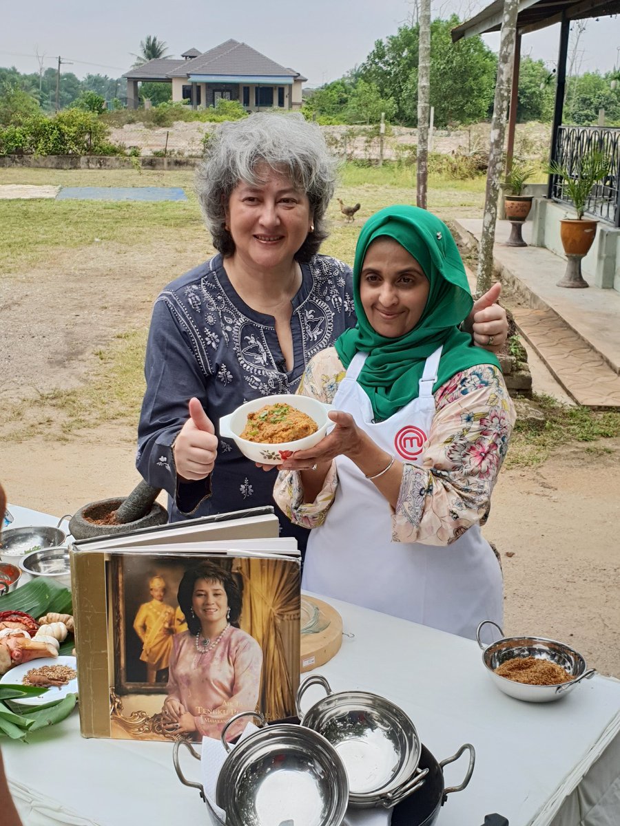 VickiTreadell's tweet photo. #RendangGate, as the incident became known, led to my meeting @zalehaolpin & eventually to our cooking #chickenrendang together at her family home in Kuantan Terranganu. This was filmed by @501Awani & broadcast across Malaysia.
#GastroDiplomacy https://t.co/WNmrWdm2uv