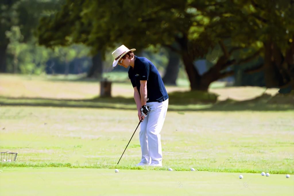 rubycfjdmj's tweet photo. 2000 summer #hughgrant taking golf lesson at stoke poges golf club
#DanielCleaver #BridgetJones'sDiary https://t.co/fsaiNsKcHT