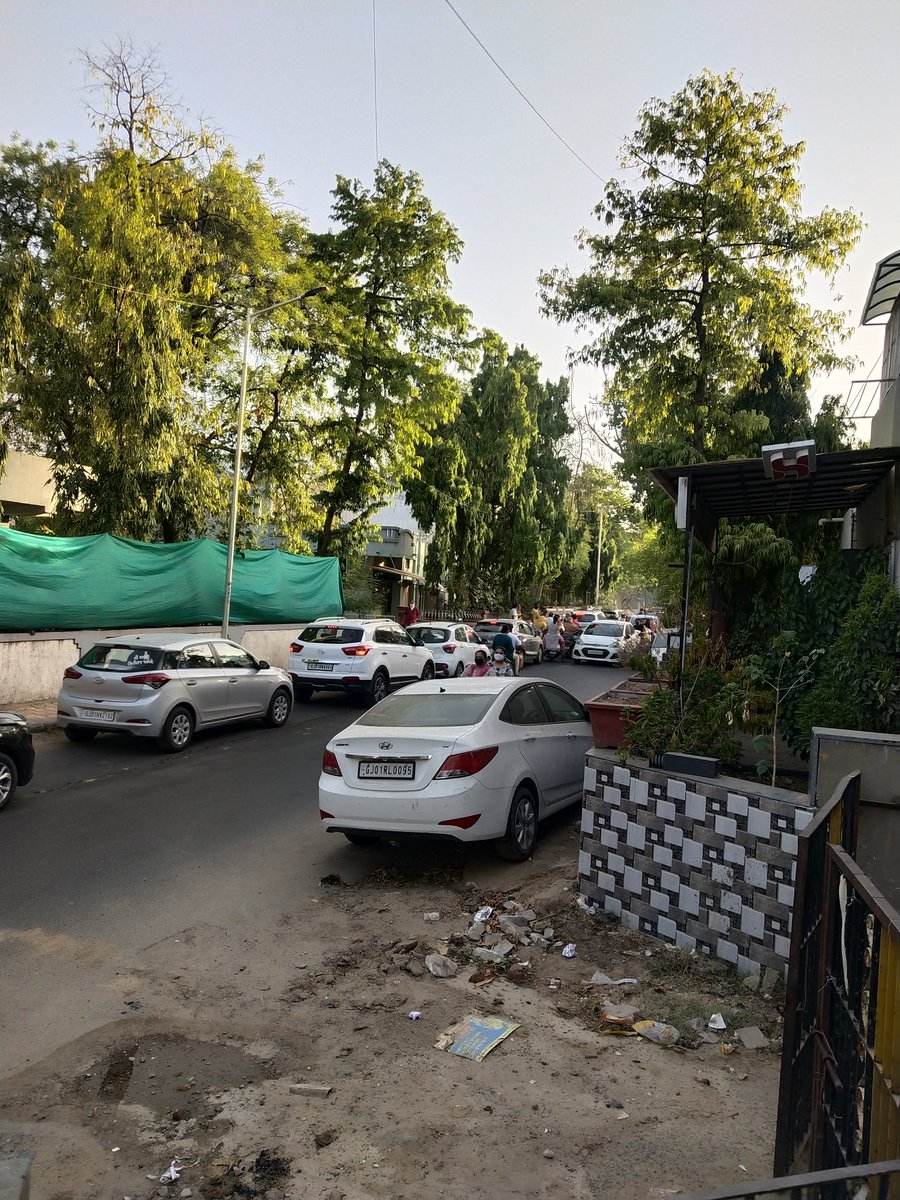meet10vora's tweet photo. In Ahmedabad this situation after declaration of curfew. 40 days lockdown was waste.@PMOIndia @CMOGuj https://t.co/lX4ZT1jJlg
