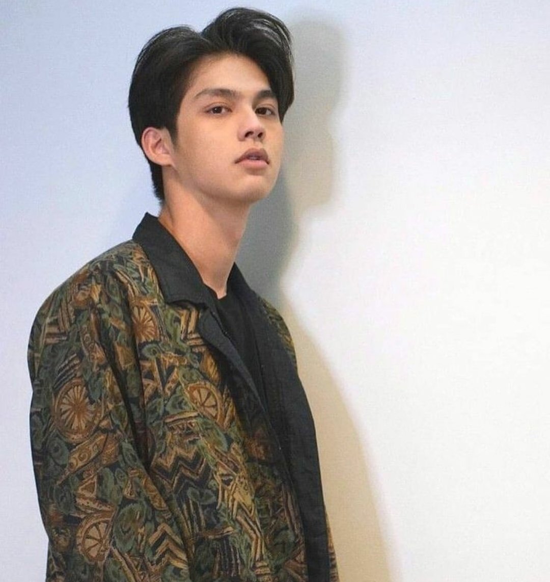 JTqAgTEniZRfwye's tweet photo. อีกหนึ่งเหตุผลที่เรารักไบร์ท คือไบร์ทเป็นหนึ่งในดาราที่จริงใจอ่ะ อะไรคือความจริงก็คือไม่อายที่จะพูด ใช่ การใส่เสื้อผ้ามือสองไม่ใช่เรื่องที่ต้องอาย ละประเด็นคือการใส่เสื้อมือสองของไบร์ทมันออกมาดูดียังกับว่าใส่เสื้อราคาเป็นหมื่นๆ อ่ะ 😍
#talkwithbright #BrightsForBright #bbrightvc https://t.co/yqZVICcC3J